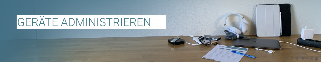 „Geräte administrieren“ Tablet und Kopfhörer auf einem Tisch